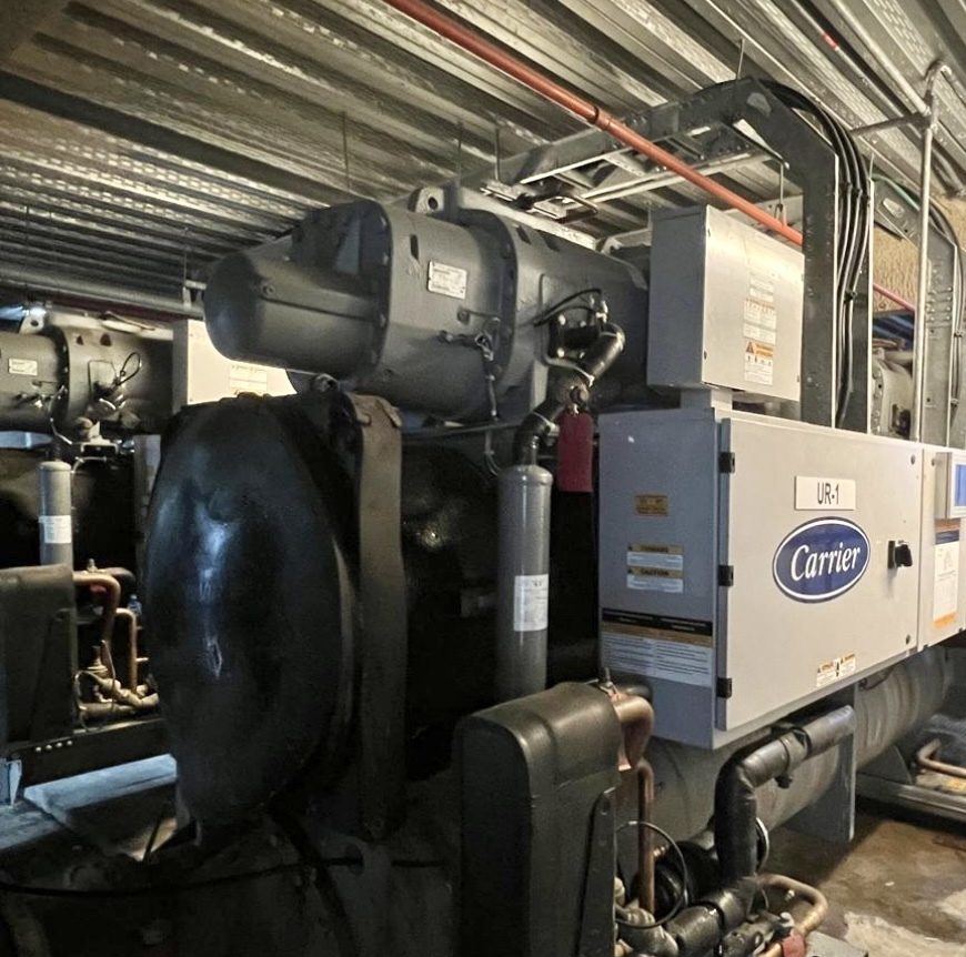 Equipe técnica da AV Refrigeração em serviço de manutenção de Fan Coil no RJ