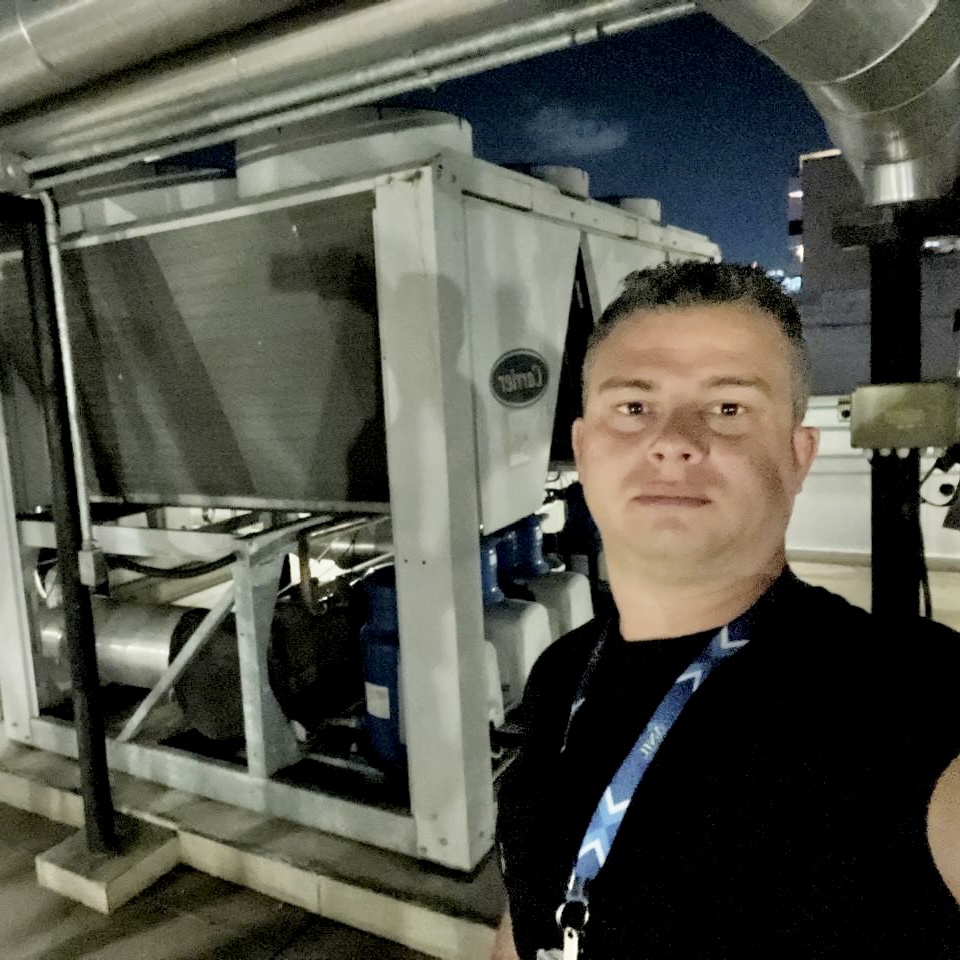 AV Refrigeração executando manutenção de sistemas de climatização no RJ