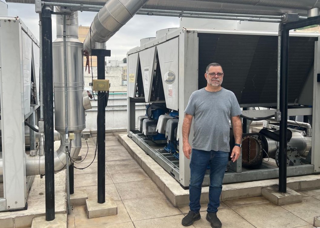 AV Refrigeração executando manutenção de sistemas de climatização no RJ